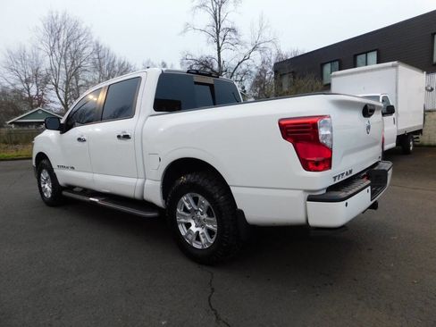 Used 2019 Nissan Titan SV w/ SV Convenience Package image 3