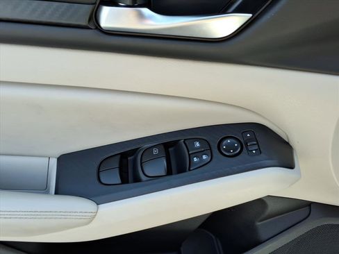 Used 2025 Nissan Altima 2.5 SV FWD image 9