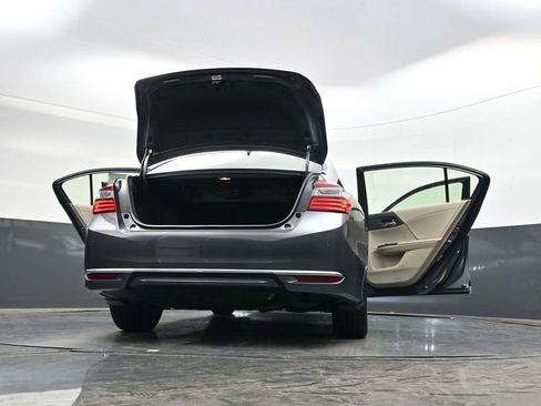 Used 2017 Honda Accord Touring image 40