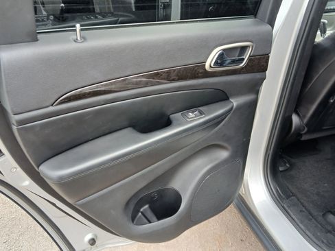 Used 2011 Jeep Grand Cherokee Laredo AWD/4WD image 13