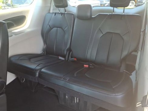 Used 2024 Chrysler Pacifica Touring-L FWD image 20
