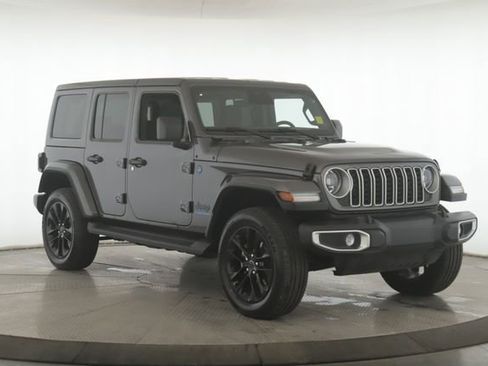 Used 2025 Jeep Wrangler Unlimited Sahara image 2