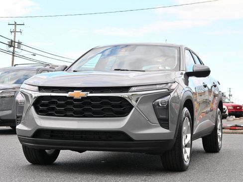 Used 2024 Chevrolet Trax LS w/ LS Convenience Package FWD image 5