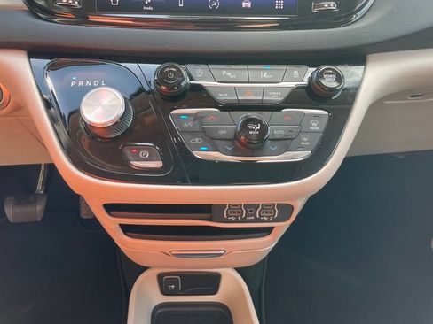 Used 2023 Chrysler Pacifica Touring-L FWD image 19