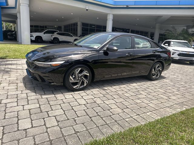 Used 2025 Hyundai Elantra SEL FWD image 21