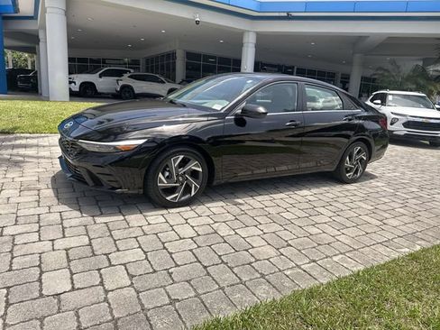 Used 2025 Hyundai Elantra SEL FWD image 21