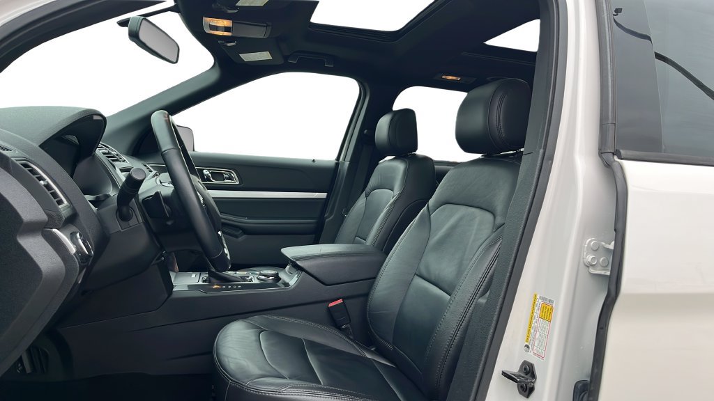 Used 2017 Ford Explorer XLT w/ Equipment Group 202A AWD/4WD image 9
