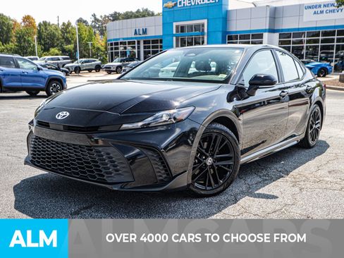 Used 2025 Toyota Camry SE image 3