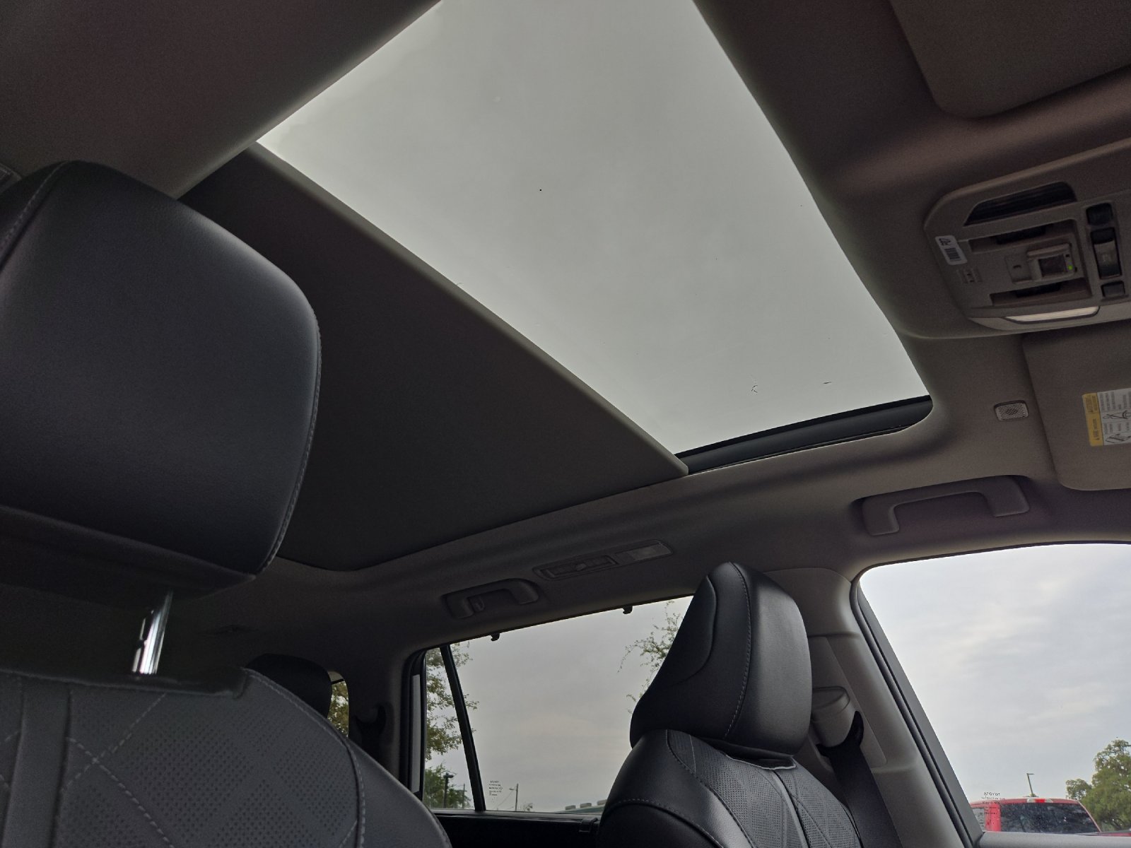 Used 2023 Toyota Highlander Platinum FWD image 17