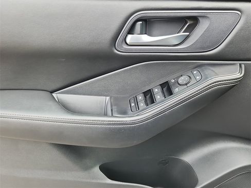 Used 2024 Nissan Rogue SV image 7