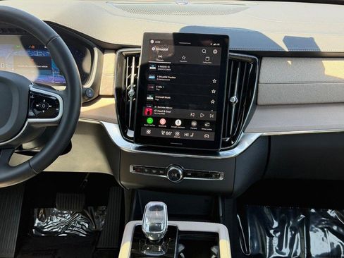Certified 2025 Volvo XC90 B6 Plus AWD/4WD image 15