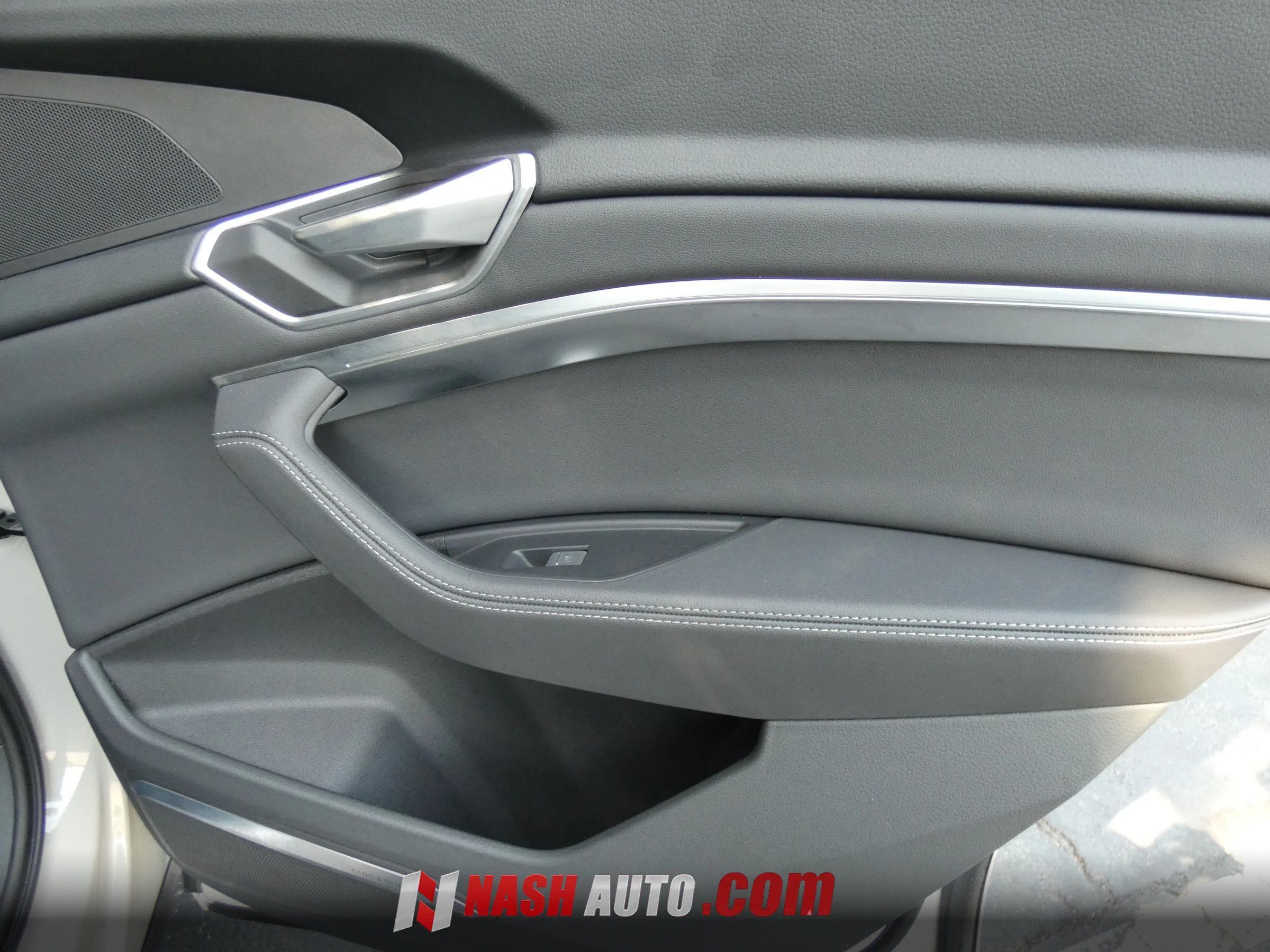 Used 2022 Audi e-tron Premium Plus w/ Premium Plus Package AWD/4WD image 44