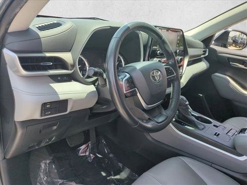 Used 2022 Toyota Highlander XLE FWD image 10