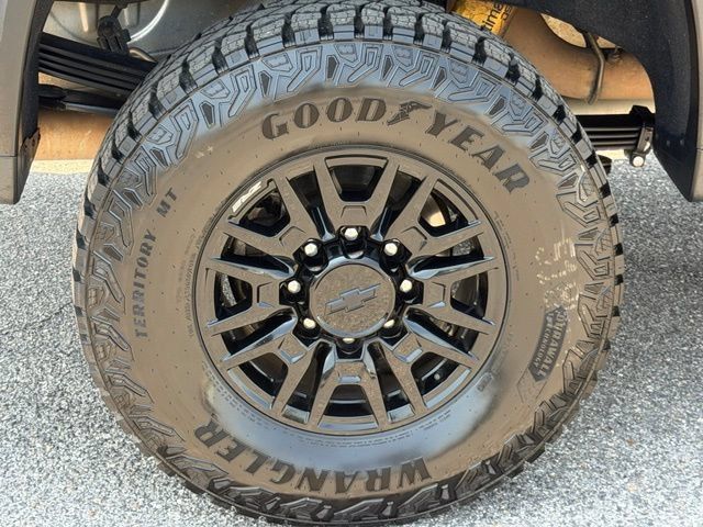 Used 2024 Chevrolet Silverado 2500 ZR2 w/ Technology Package AWD/4WD image 10