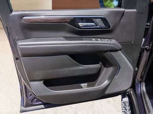 Used 2025 Chevrolet Suburban Z71 AWD/4WD image 23