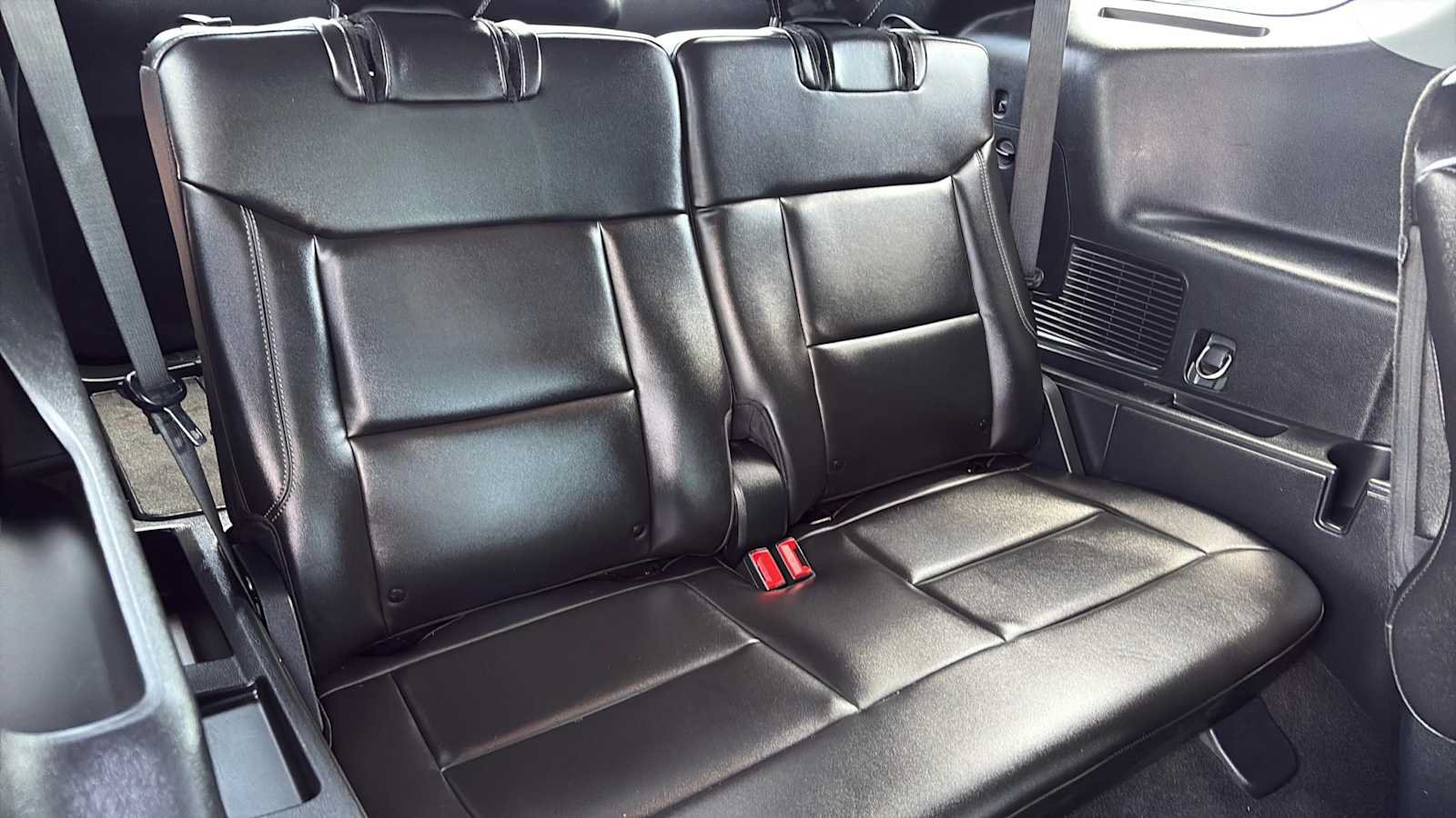 Used 2023 Ford Explorer XLT w/ Equipment Group 202A AWD/4WD image 13