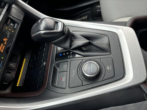 Used 2020 Toyota RAV4 Limited image 24