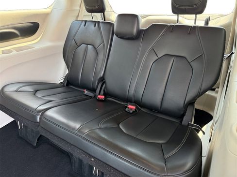 Certified 2023 Chrysler Pacifica Touring-L image 14