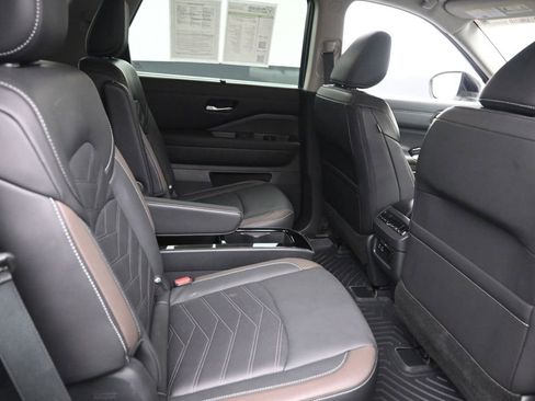 Used 2024 Nissan Pathfinder Platinum AWD/4WD image 8