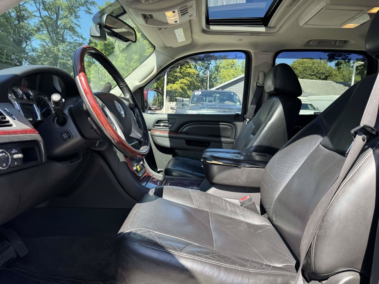 Used 2011 Cadillac Escalade ESV Luxury AWD/4WD image 13
