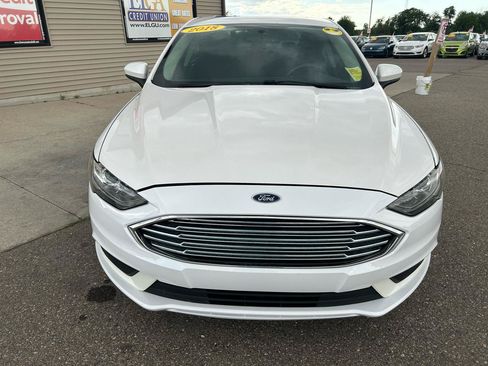 Used 2018 Ford Fusion SE w/ Fusion SE Technology Package FWD image 2