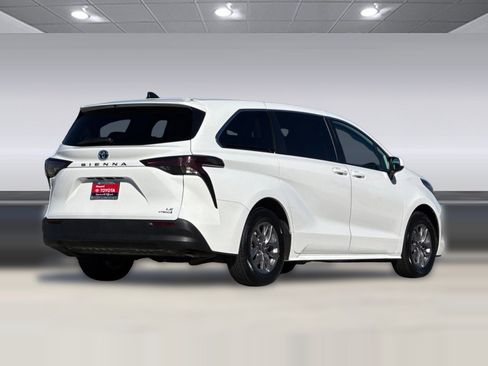 Used 2024 Toyota Sienna LE image 3