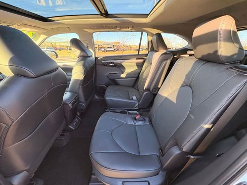 Used 2026 Toyota Highlander Platinum image 25