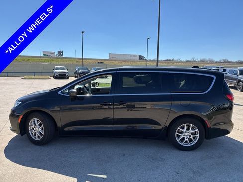 Used 2023 Chrysler Pacifica Touring-L image 3