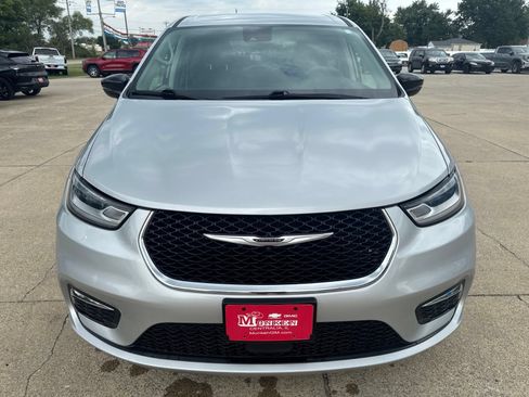 Used 2024 Chrysler Pacifica Touring-L FWD image 8