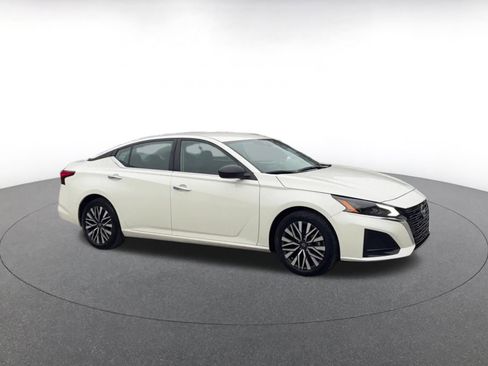 Used 2025 Nissan Altima 2.5 SV image 2