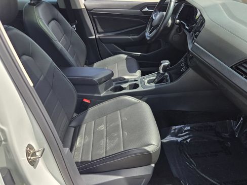 Certified 2023 Volkswagen Jetta SE w/ Panoramic Sunroof Package FWD image 18
