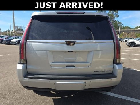 Used 2017 Cadillac Escalade Premium Luxury image 4