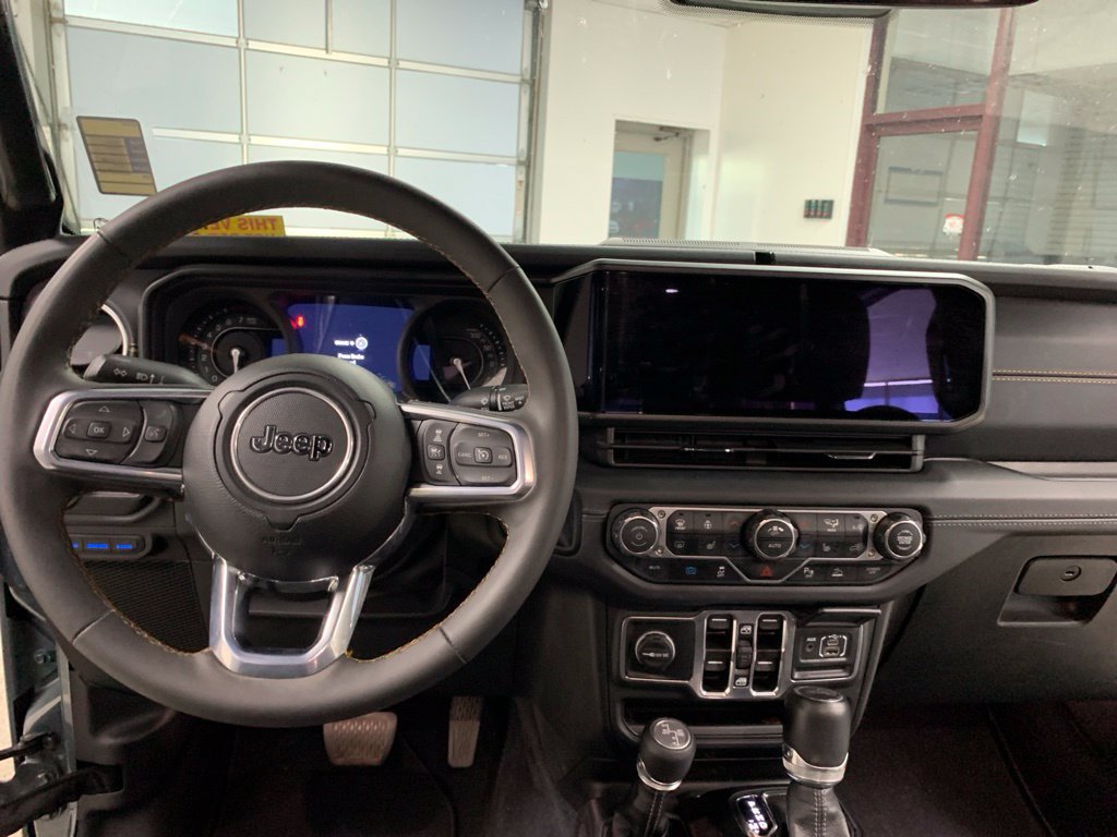 Used 2024 Jeep Wrangler Unlimited Sahara w/ Technology Group AWD/4WD image 10