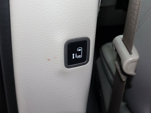 Used 2020 Chrysler Pacifica Limited image 19