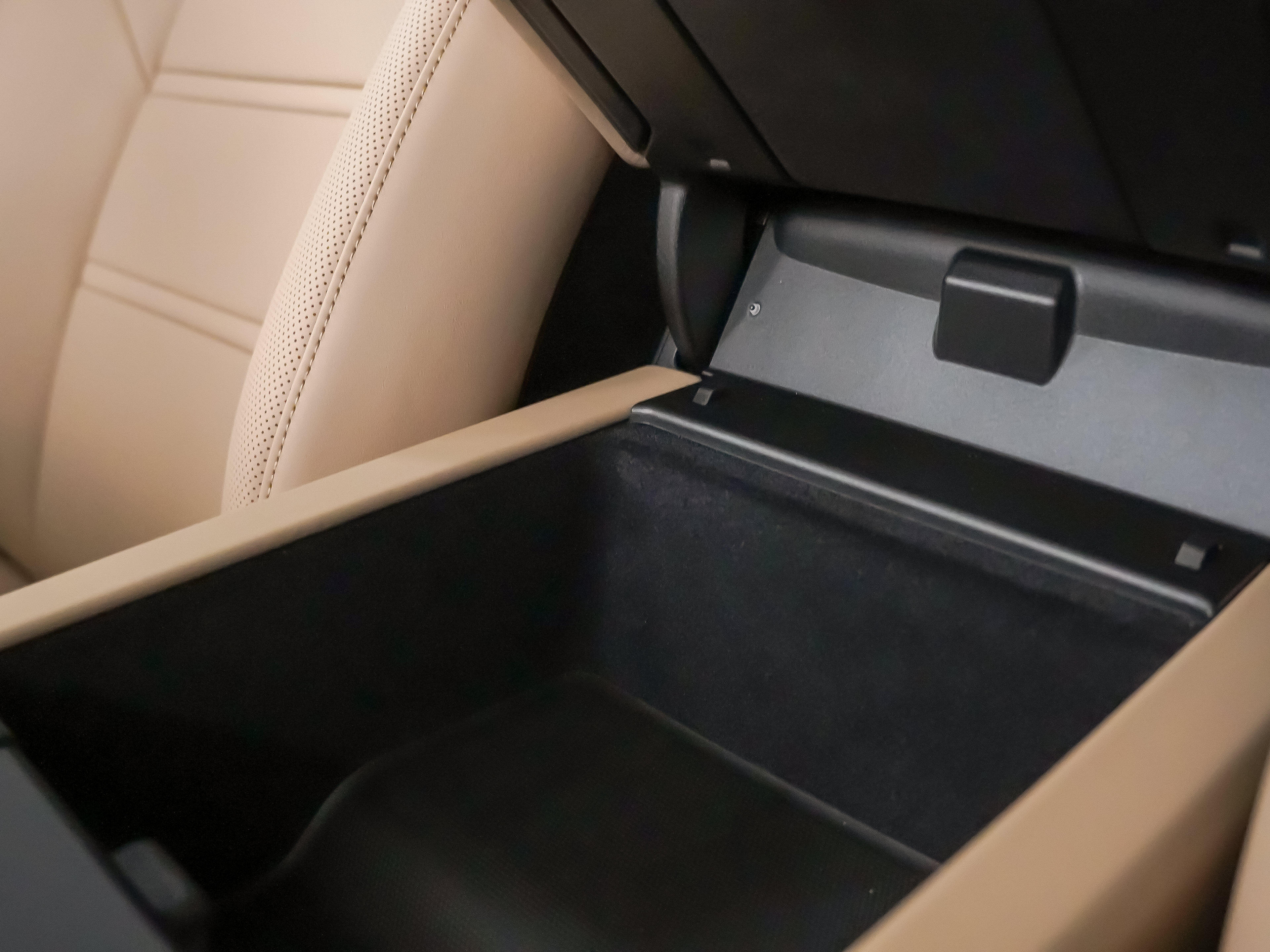 Certified 2026 Porsche Cayenne E-Hybrid Coupe AWD/4WD image 31