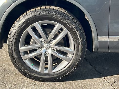 Used 2016 Volkswagen Touareg TDI image 9