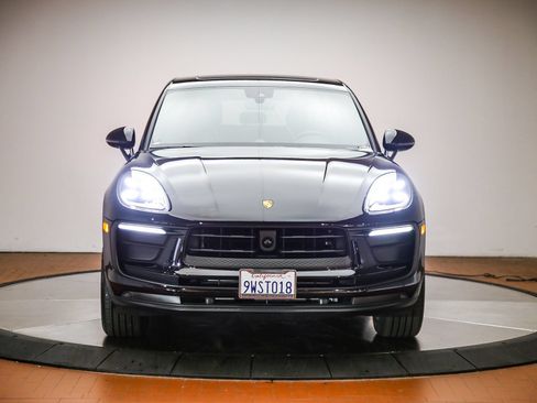 Certified 2025 Porsche Macan AWD/4WD image 10