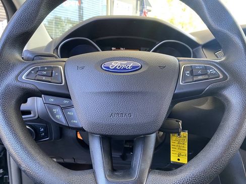 Used 2018 Ford Focus SE w/ SE Appearance Package FWD image 18