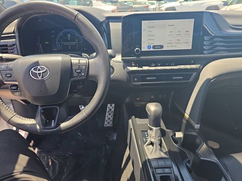 Used 2025 Toyota Camry SE FWD image 17