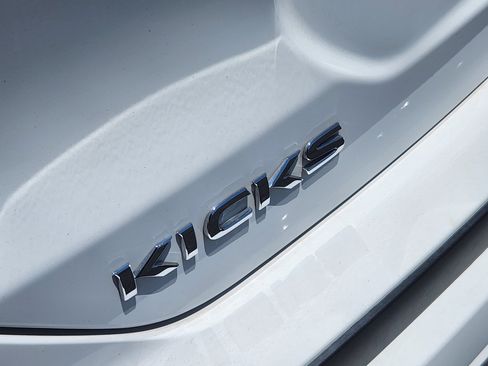 Used 2021 Nissan Kicks S image 11