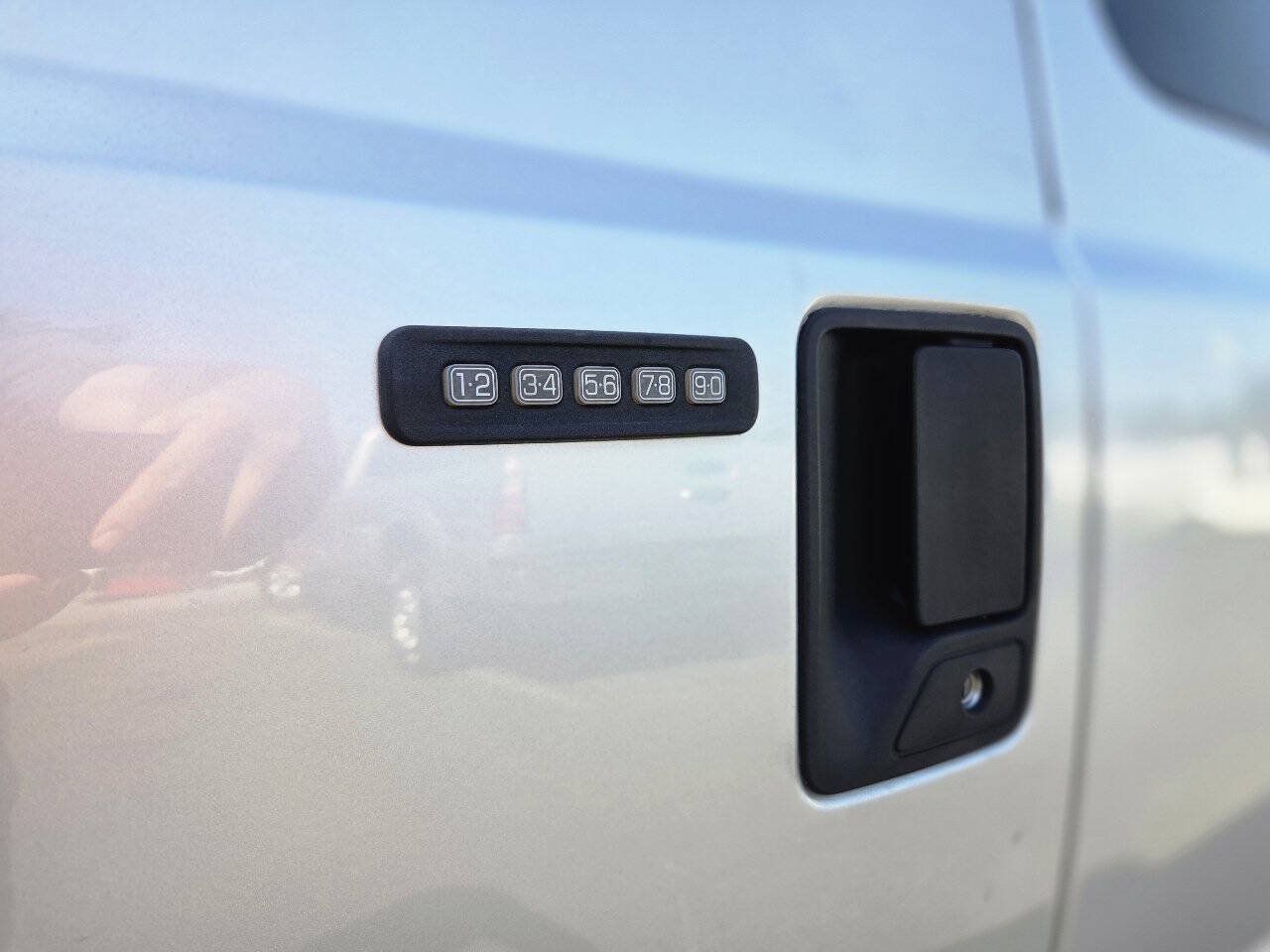 Used 2013 Ford F250 XLT w/ XLT Interior Pkg AWD/4WD image 11