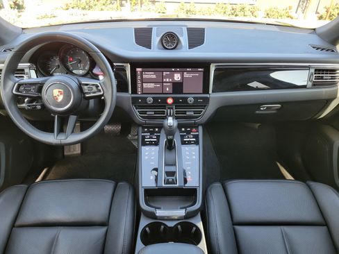 Used 2025 Porsche Macan image 12