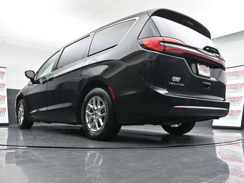 Used 2024 Chrysler Pacifica Touring-L image 35