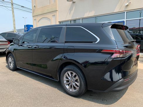 Used 2024 Toyota Sienna XLE FWD image 5