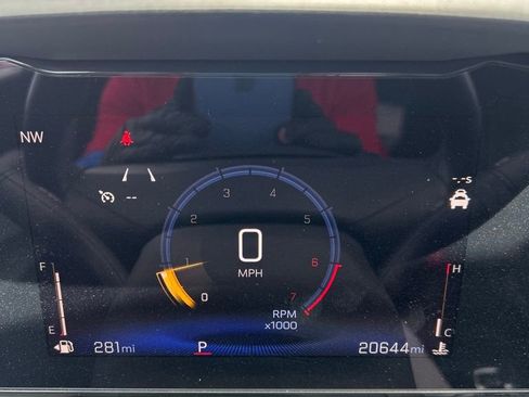 Used 2025 Chevrolet Trax LT w/ LT Convenience Package FWD image 9