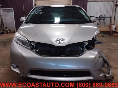 Used 2017 Toyota Sienna Limited image 7