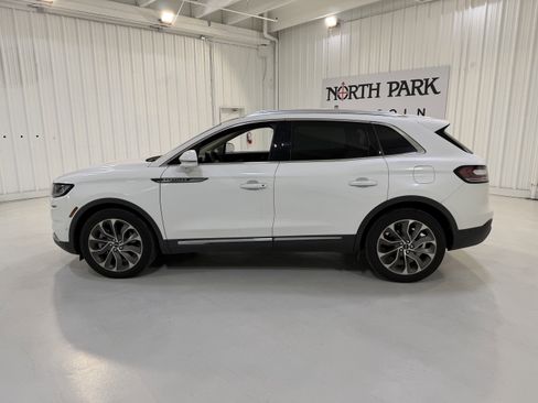 Used 2022 Lincoln Nautilus Reserve image 2