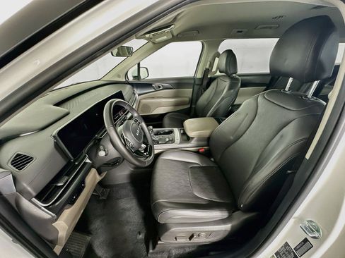 Used 2025 Kia Carnival FWD image 13