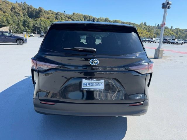 Used 2023 Toyota Sienna LE FWD image 4