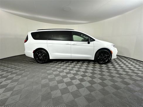 New 2026 Chrysler Pacifica Limited w/ S Appearance Package image 5